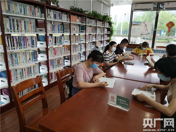 【走進(jìn)我們的小康生活】玻璃書屋點(diǎn)亮城市最溫暖的光