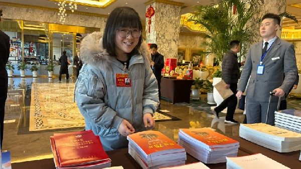 出席省十四屆人大三次會(huì)議的代表報(bào)到