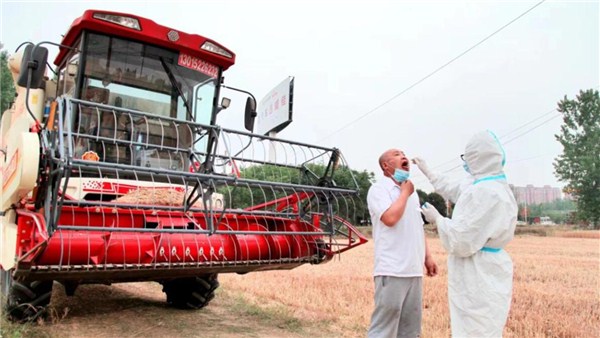 河南麥收新圖景丨南陽市臥龍區(qū)：防疫人員田間地頭為農(nóng)機