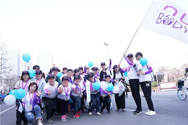 如新跑團(tuán)亮相鄭開馬拉松 拉開2018如新健康中國行序幕