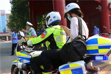 暖心！高考首日上午27名考生受到鄭州交警幫助